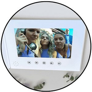 Weißes Videobuch von Dein Videofon mit integriertem Bildschirm – zeigt emotionale Videoaufnahmen von Hochzeitsgästen als digitale Erinnerung zum Anfassen.