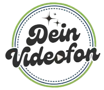 Ein kreisförmiges Logo mit grünem und blauem Rand, mit einer Play-Taste und einer Hundesilhouette oben und dem Schriftzug Pet Video in stilisierter Schrift innen.